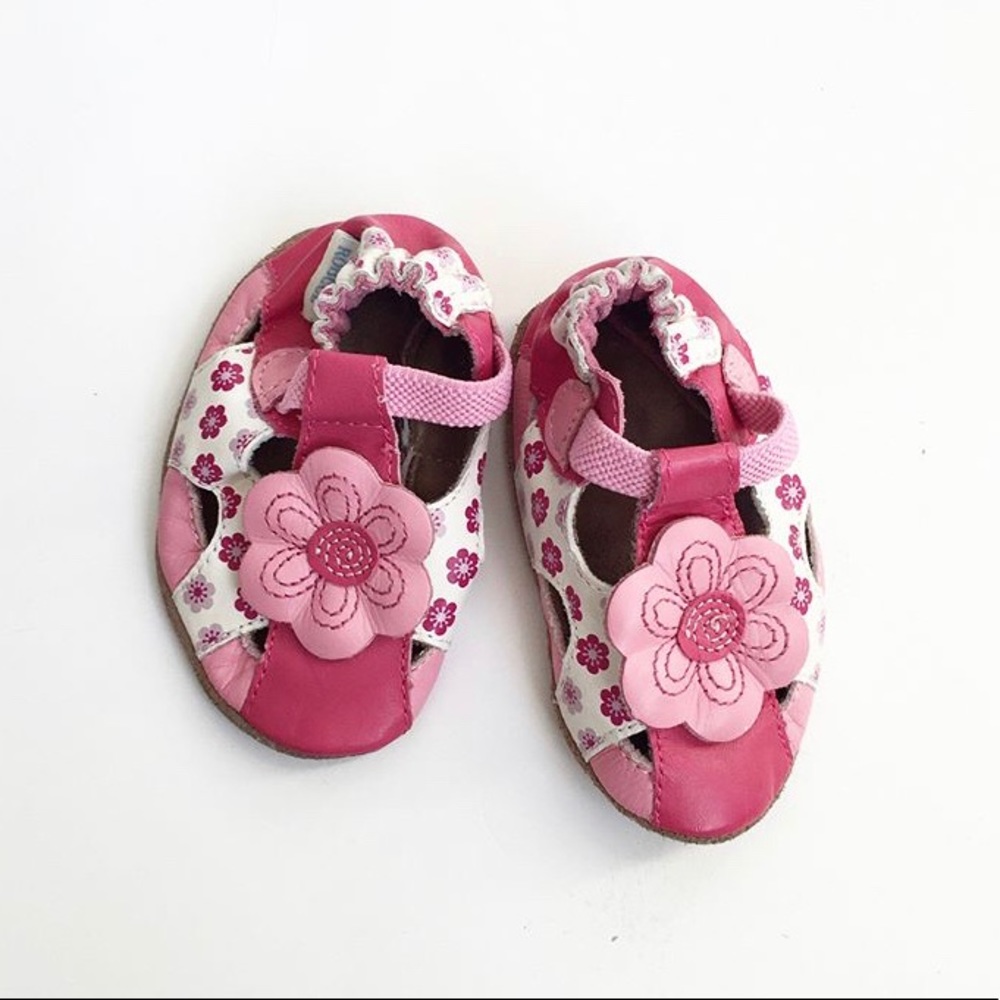 Pink floral soft sole robeez EUC size 2